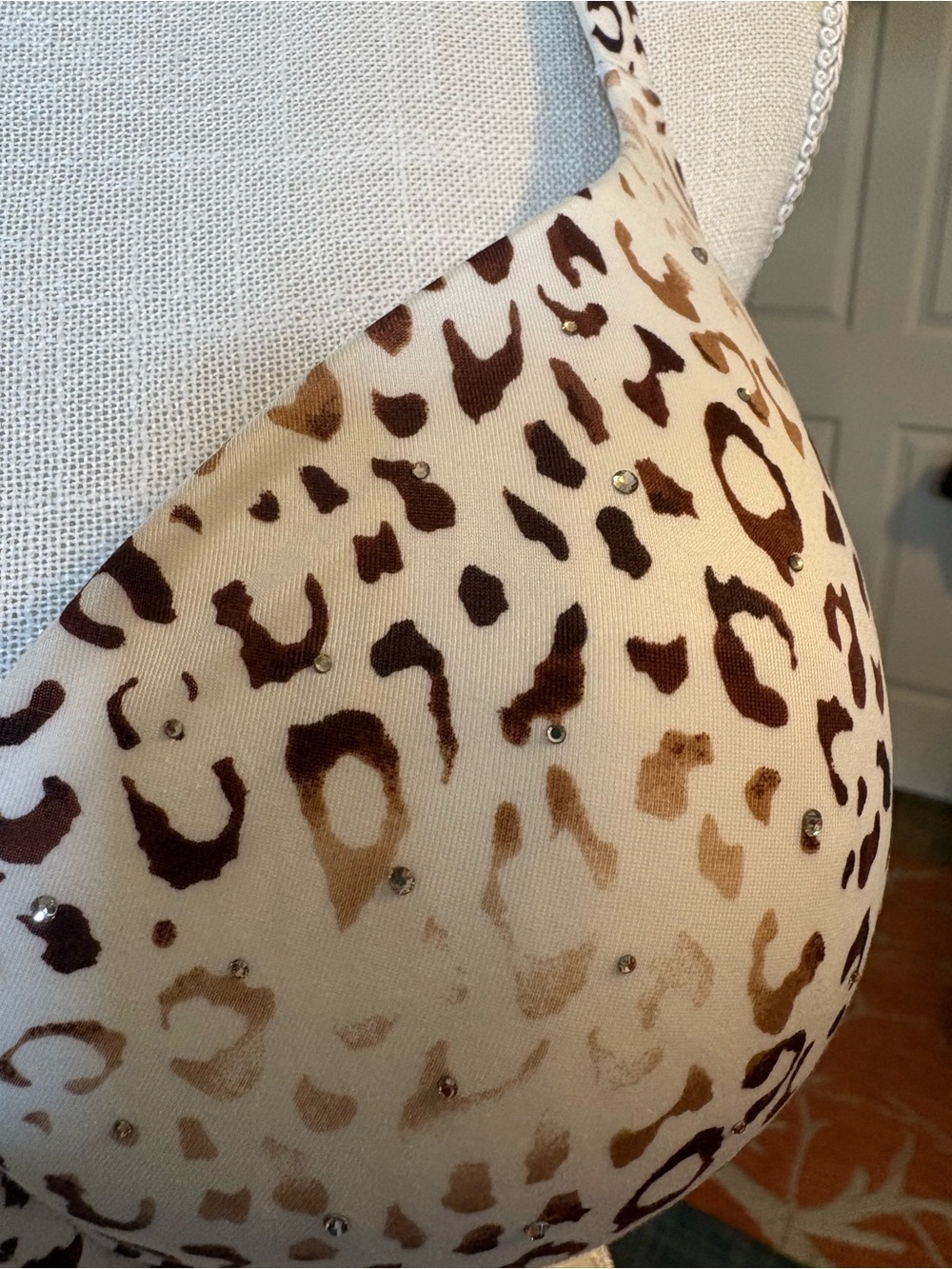 6 Victoria's Secret Bras size 40 D.  3 beige, 1 animal print,1 Ivory, 1 Lavender - Picture 12 of 16